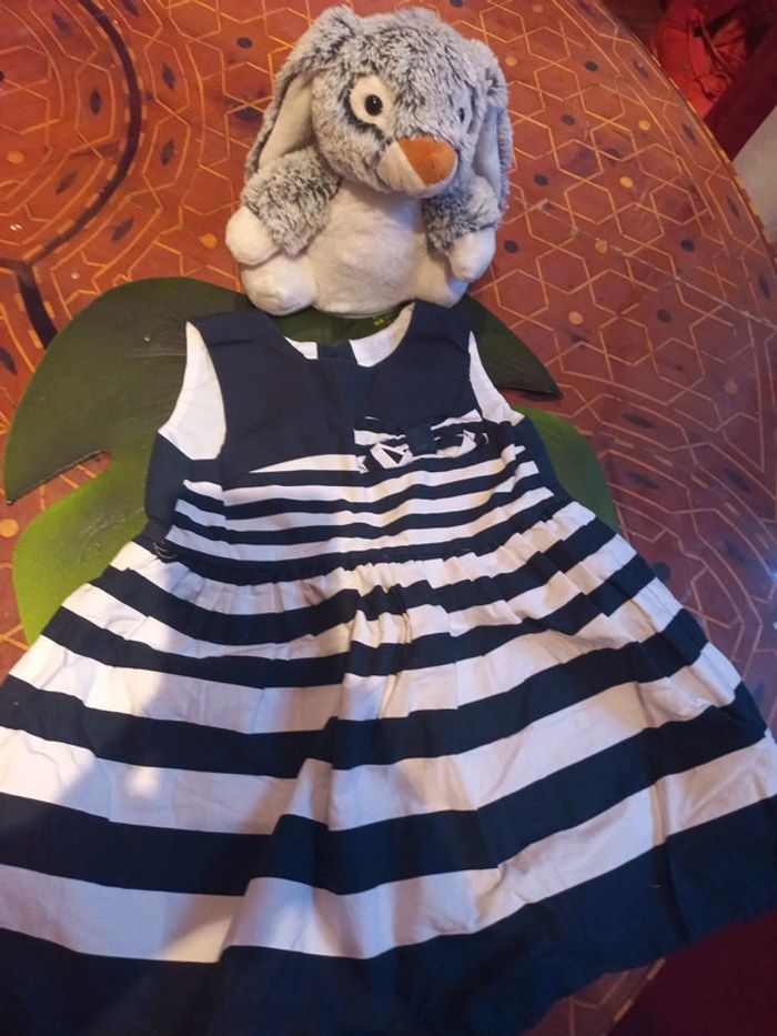 Belle robe marine évasée doublures 9 a 12 mois