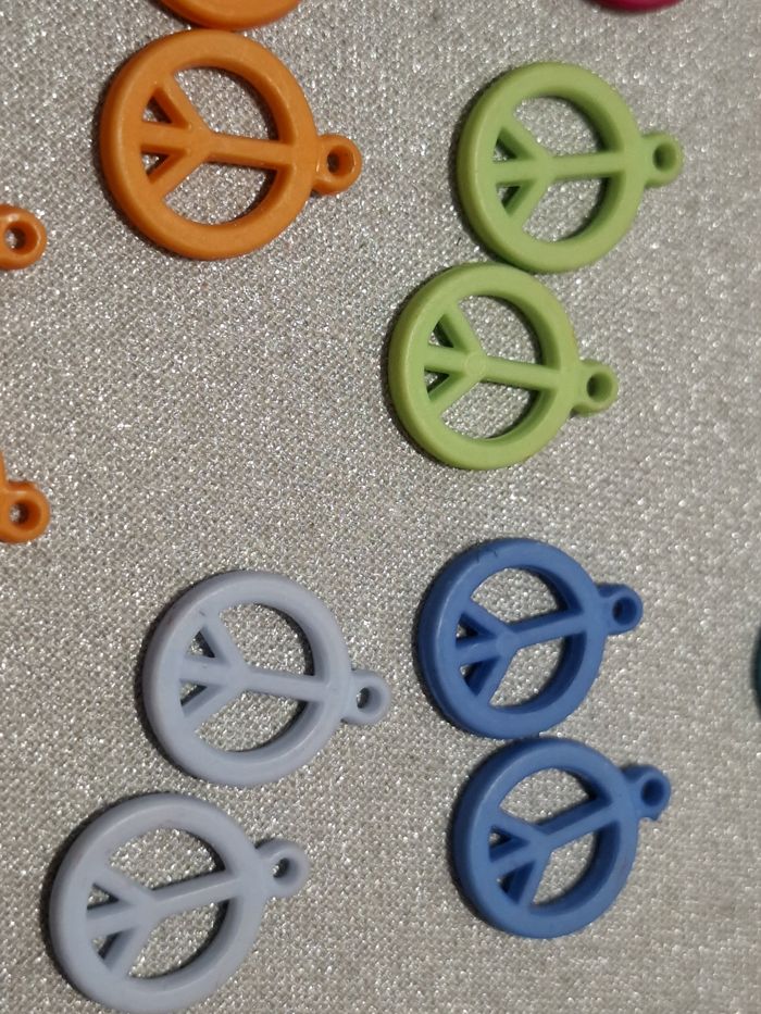 Joli lot neuf de 24 breloques/charms "Peace and Love" idéal pour bijoux - photo numéro 4