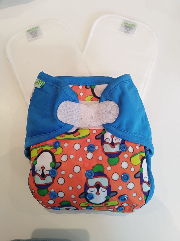 Couche lavable (pingouins) et 2 inserts Bum Diapers