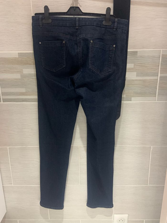 Pantalon jeans noir avec des paillettes sur le devant du pantalon - photo numéro 1