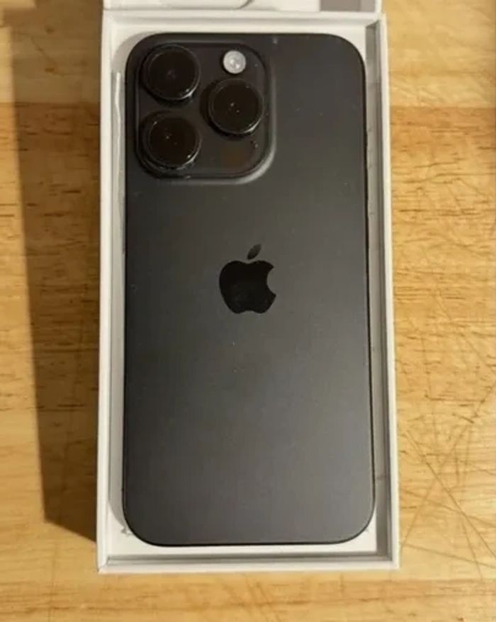 IPhone 15 Pro Max 256 Go Noir Titane - Débloqué - Batterie 89% en parfait état - photo numéro 3