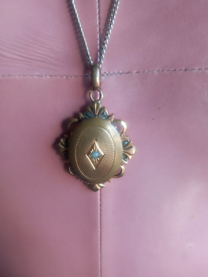 Chaîne avec pendentif ovale en métal doré - photo numéro 2