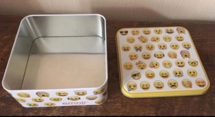 lot « Emoji - Smiley » : boîte métallique, livre et bougies - photo numéro 3