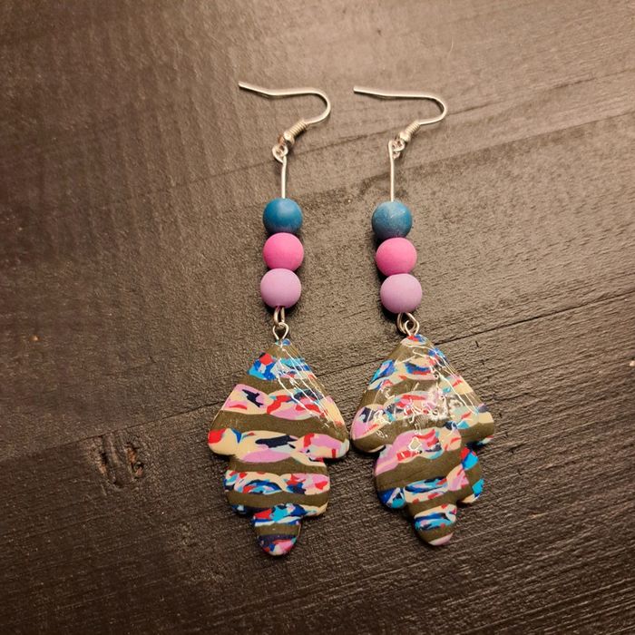 Boucles d'oreilles pendante en pâte polymere multicolore - photo numéro 9