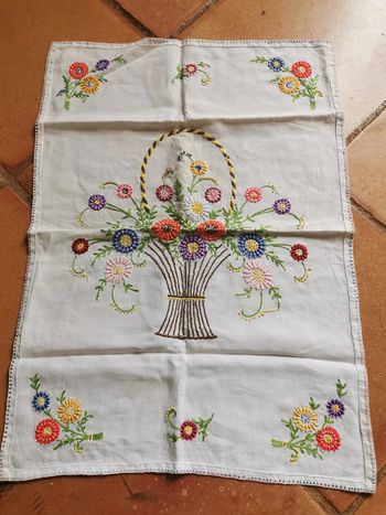 Napperon en lin blanc brodé d'un panier de fleurs, ancien