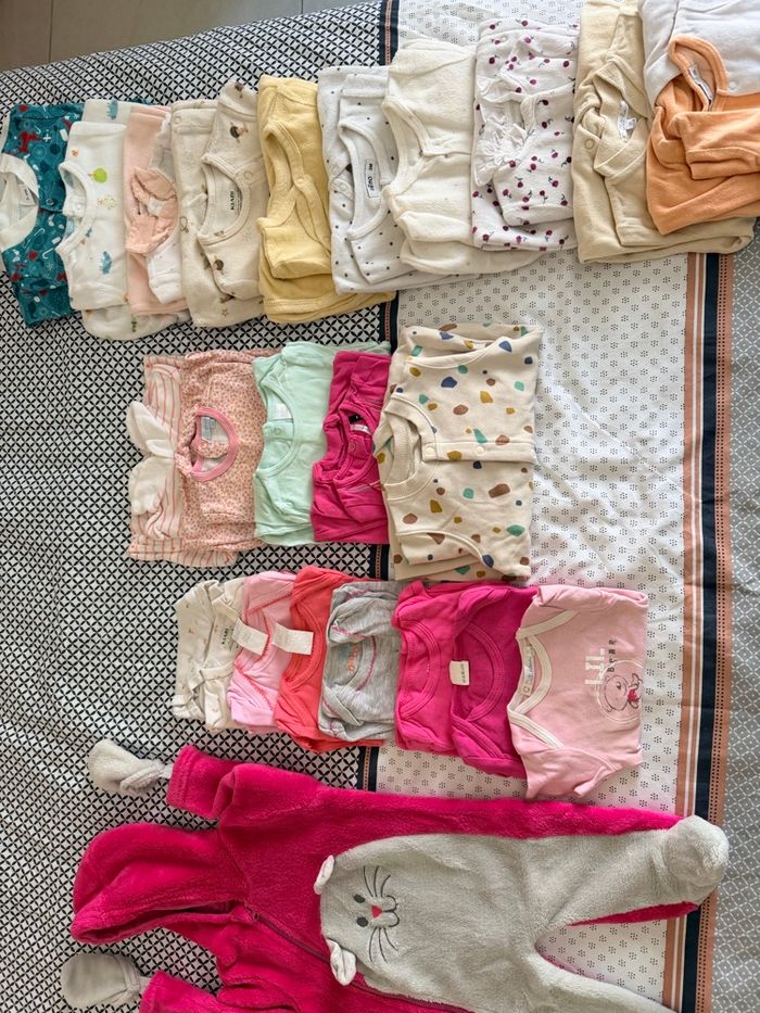 Lot pyjamas et bodies - photo numéro 2
