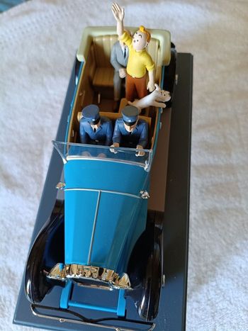 Voiture Tintin 1/24 – La Limousine de parade (complète + vitrine)