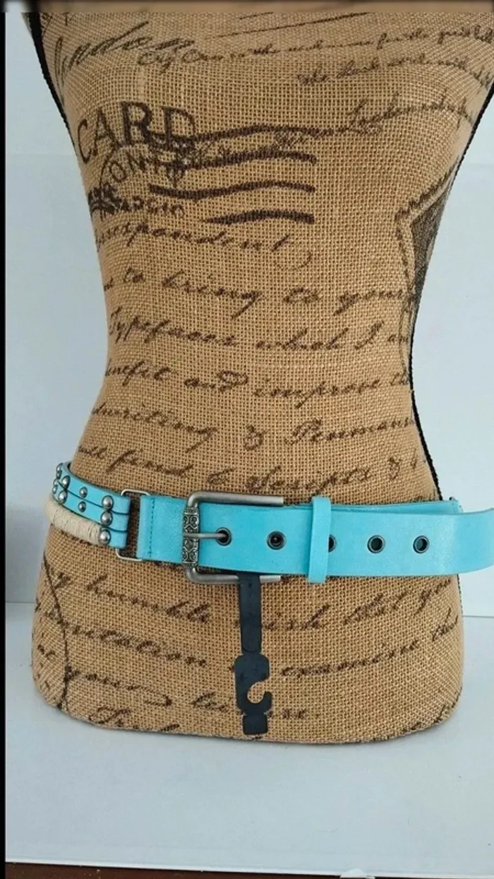 Ceinture trois rangs clous gris bleu beige 90 cm