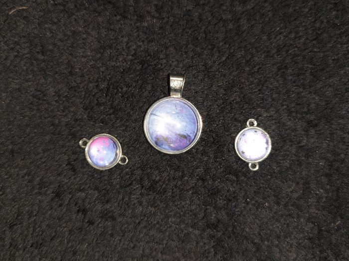 Lot de 3 pendentifs et charms pour bracelet motif planète - photo numéro 3