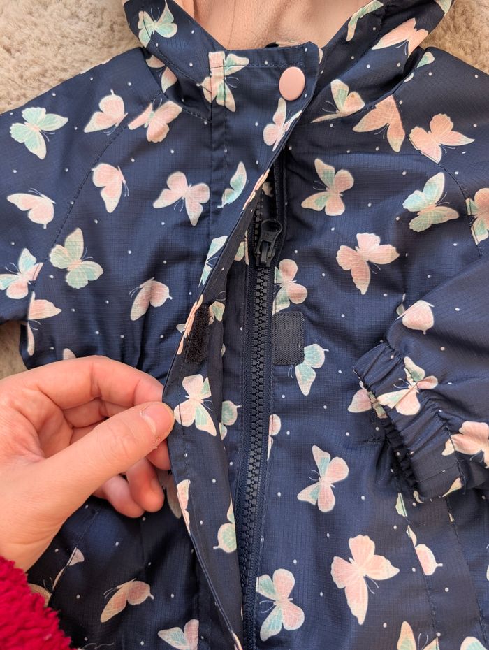 Imperméable fille 3-6 mois Primark – bleu marine papillons pastel – doublé polaire – excellent état - photo numéro 3
