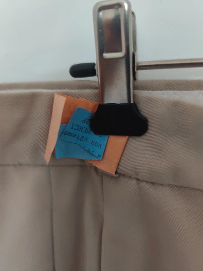 Pantalon de costume beige taille 56 avec l'étiquette pressing - photo numéro 2