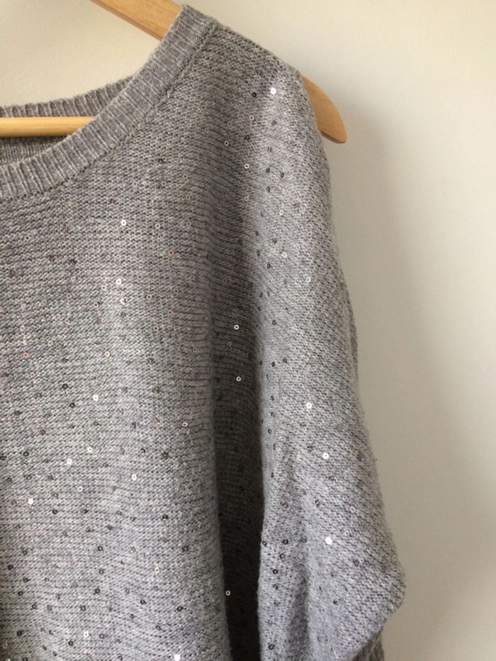• Pull gris pailletté épaules dénudées • - photo numéro 9