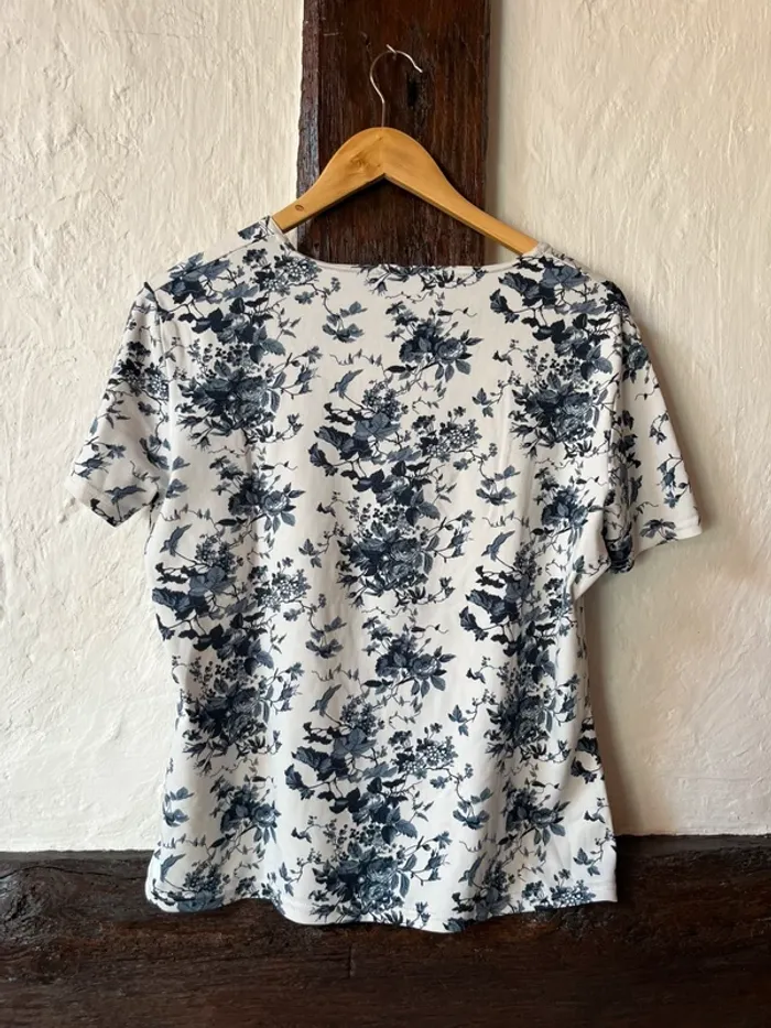 T-shirt fleuri Affinités by Armand Thiery 🌸 - photo numéro 2