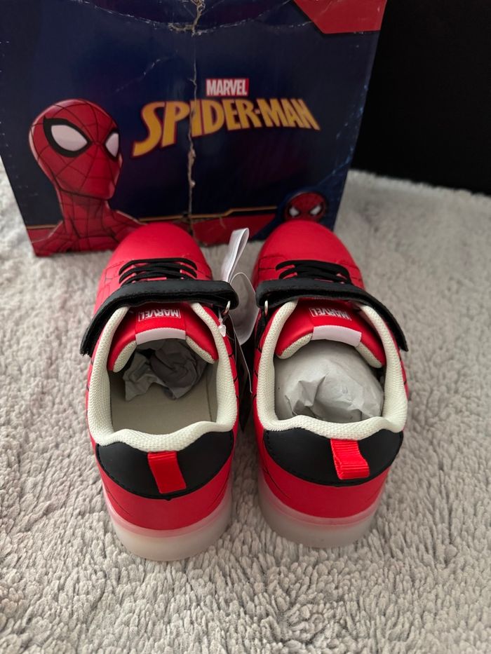 Basket lumineuse Marvel Spiderman taille 29 - photo numéro 3