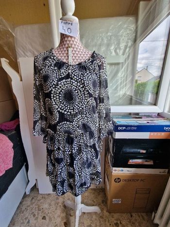 Robe, midi, noir à motif beige & gris, en polyester, en très très bon état, longueur 88cm