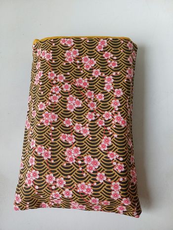 Pochette à livre petit format fleurs rouge et fond ocre