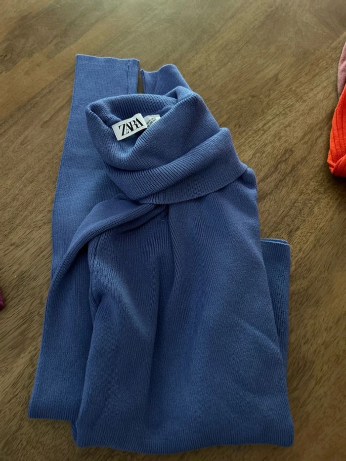 Pull col roulé.