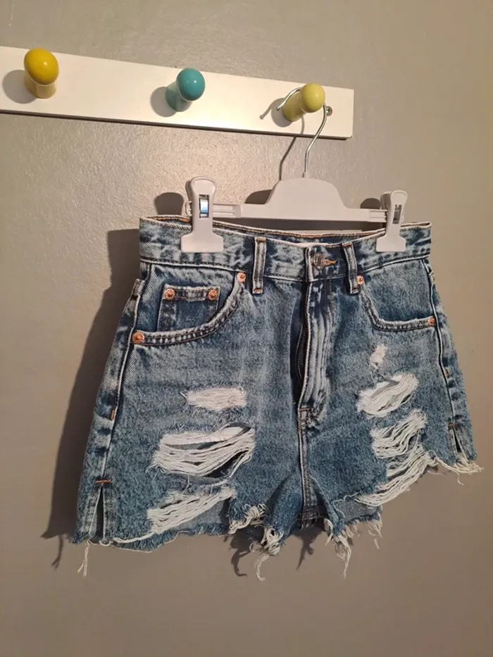 Short en jean troué bleu - Marque Pull&bear - Taille 34 - Parfait état. - photo numéro 2