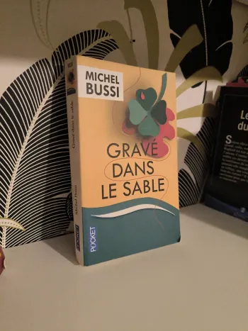 "Gravé dans le sable"  Un roman captivant qui laisse des traces 📚