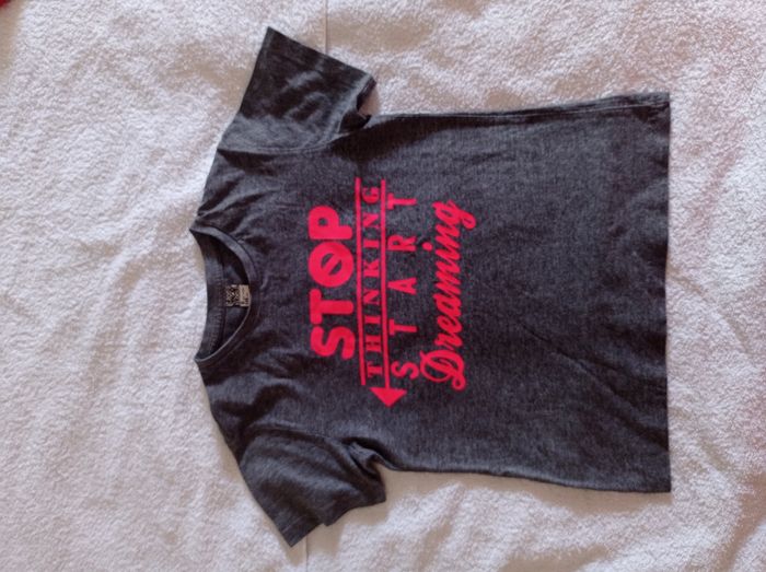 Pull manche courte couleur gris avec motif dessus fluo voir photos taille 6 ans marque tape à l'oeil 116 cm - photo numéro 2