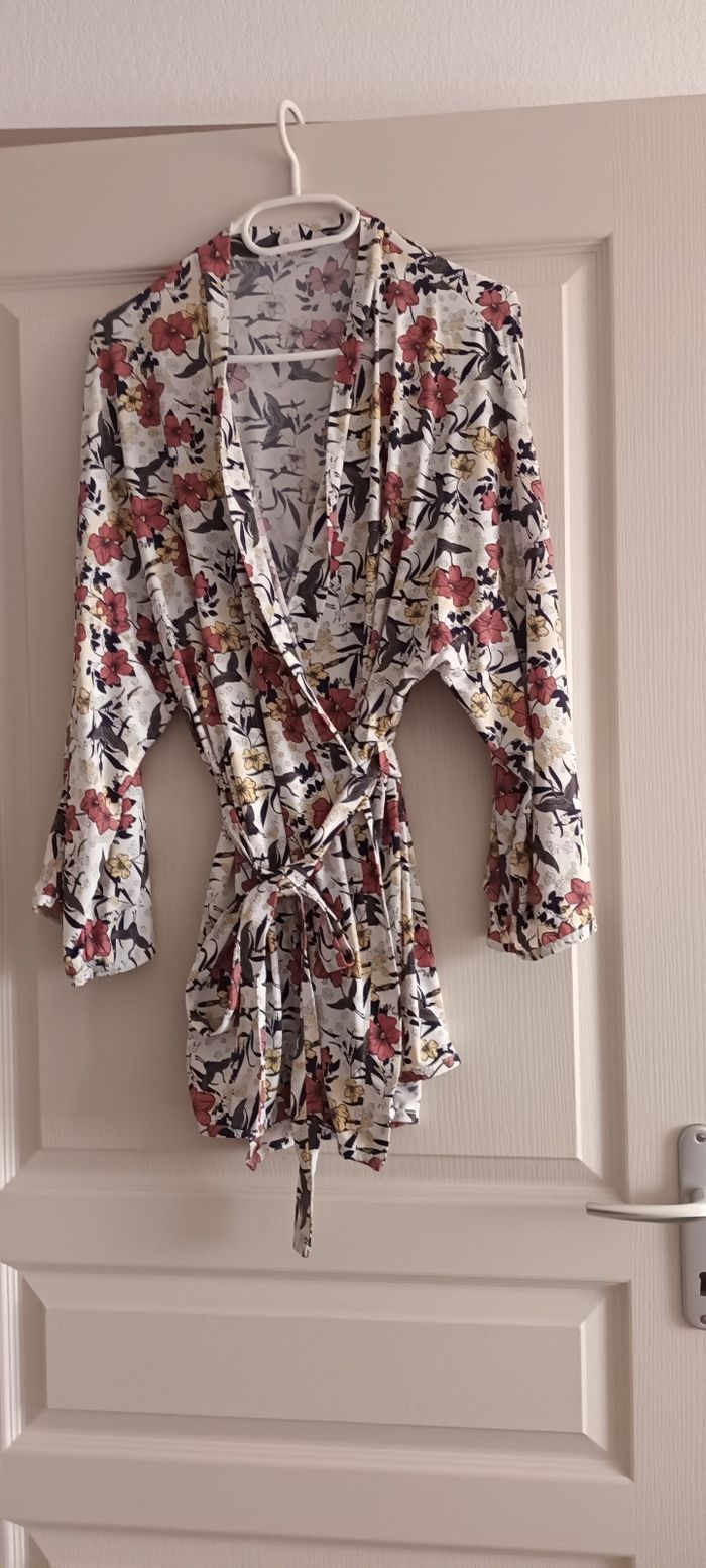 Déshabillé femme et culotte assortie.