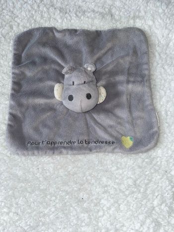 Doudou plat gris blanc Pour t’apprendre la tendresse cœur jaune Obaïbi Okaïdi