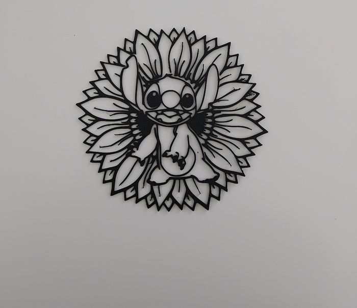 Stitch sur un fond de fleurs