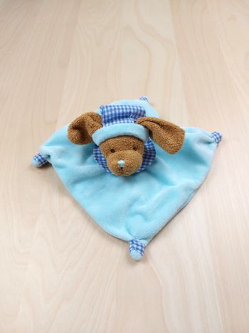 Doudou plat chien marron bleu PLANET PLUCH bonnet pompon vichy carreaux