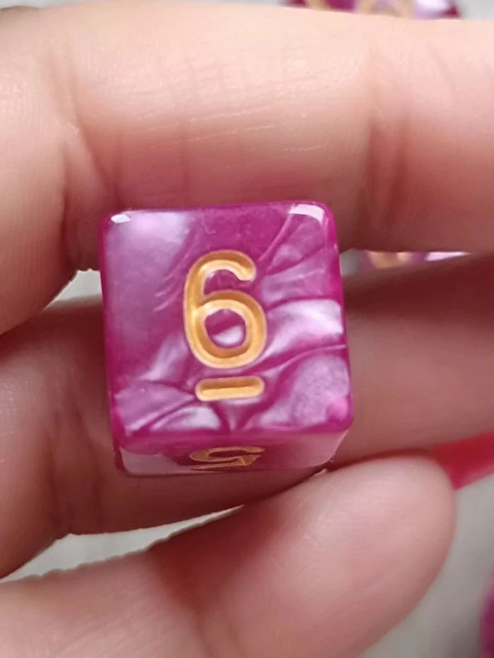 Lot de 7 dés violet irisé originaux pour activités - photo numéro 5