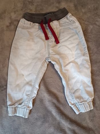 Jeans gris à lacet bordeaux