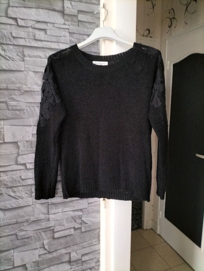 Pull noir grosse maille ajourée broderie sur les épaules et manches taille L/Xl