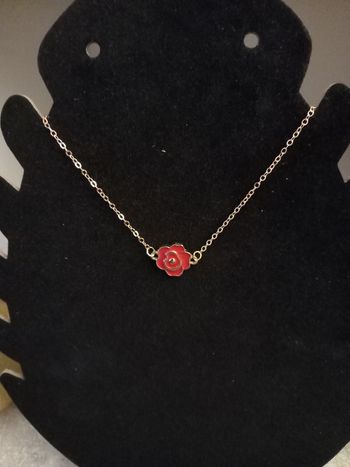 Collier rose rouge 