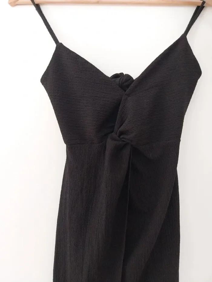 Robe noire à fente - photo numéro 2