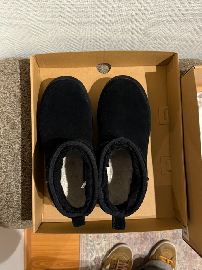 Bottes Ugg mini  taille 38 - photo numéro 5