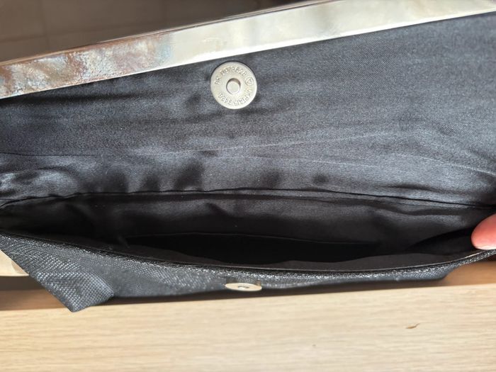 Pochette noire brillante avec anse - photo numéro 3