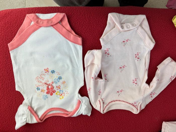 Lot 6 vêtements donc 4 neufs 1 mois - photo numéro 3