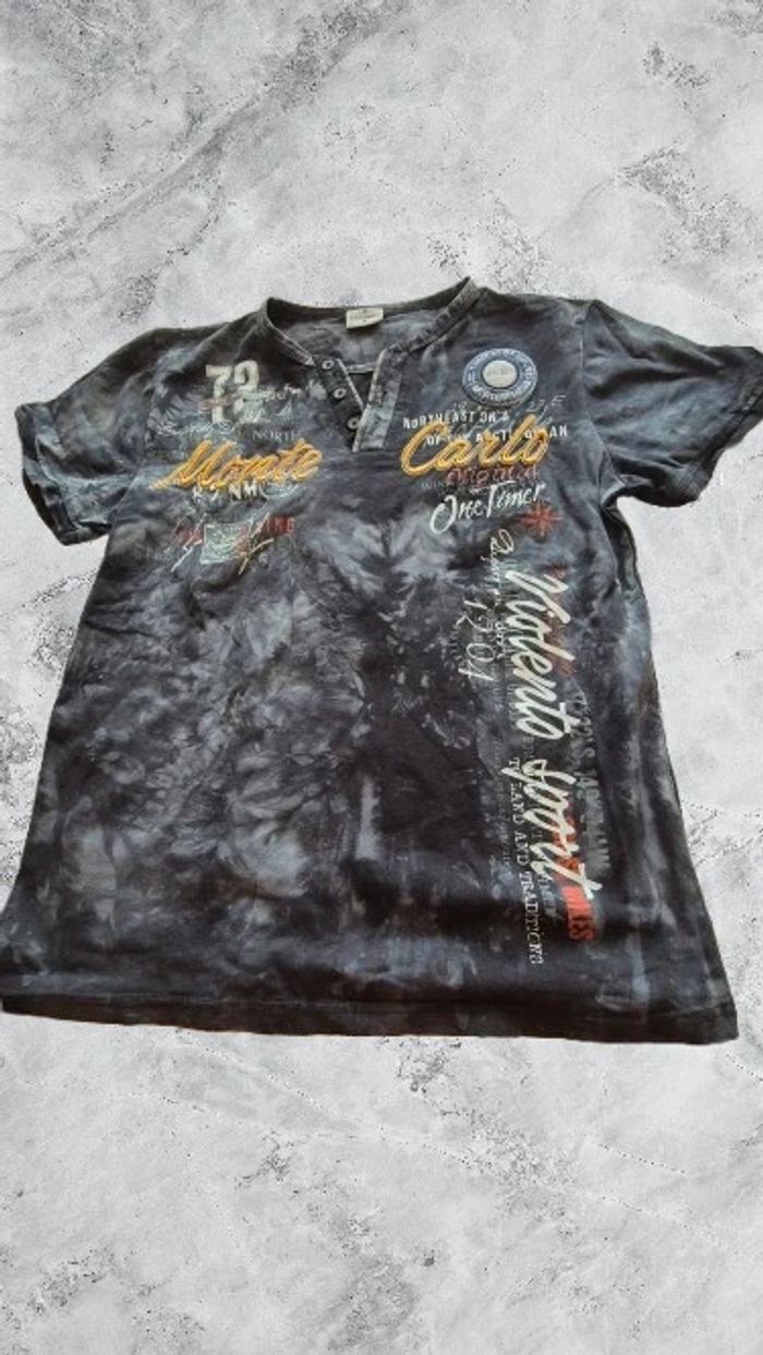 Tee shirt avec bouton