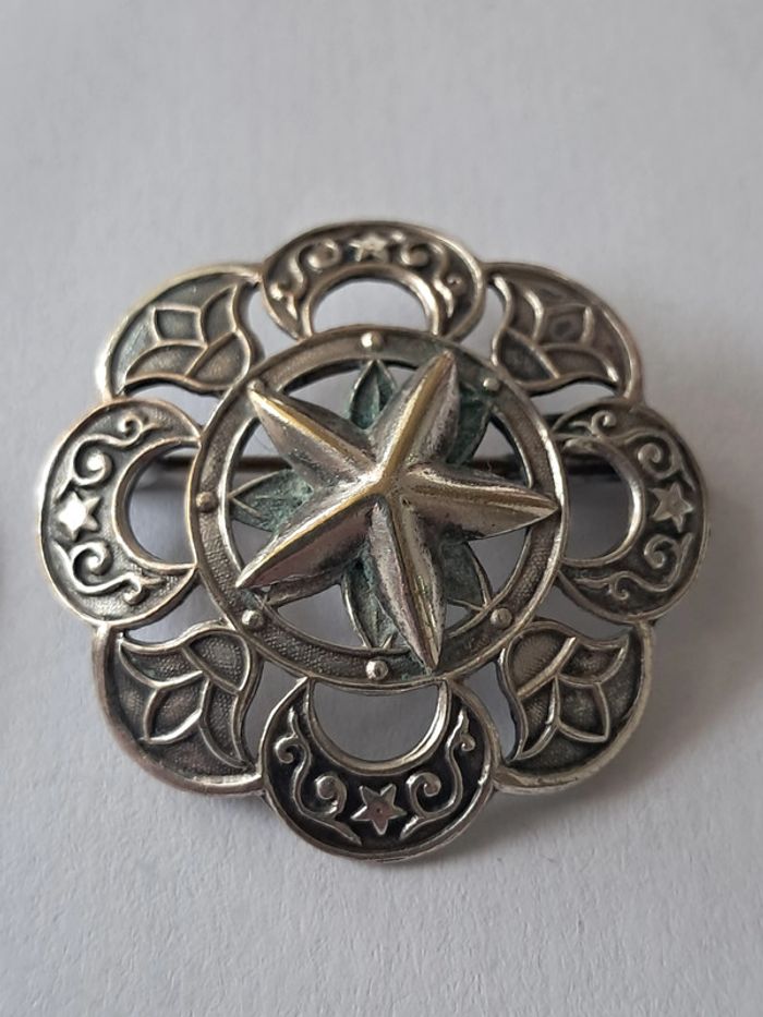 Broche à décor d étoile, lunes et fleurs de papyrus