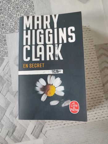 Livre En secret de Mary Higgins Clark très bon état