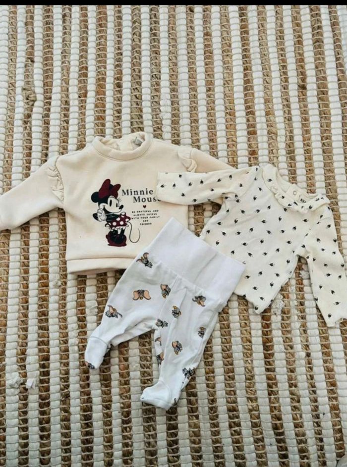 Jolie tenue  fille  1 mois tons  blancs