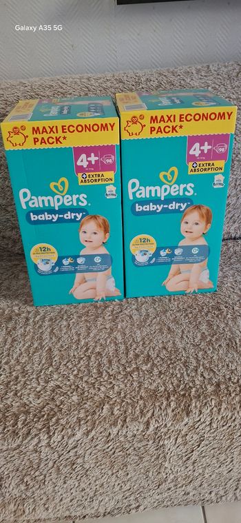Lot de deux cartons couches pampers taille 4+
