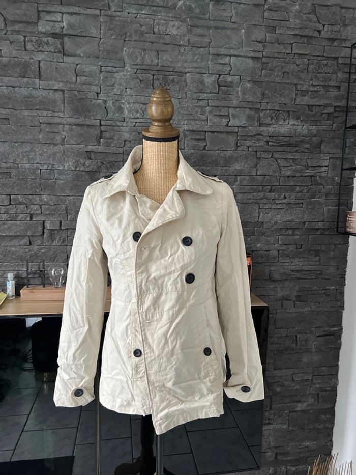 Trench coat court