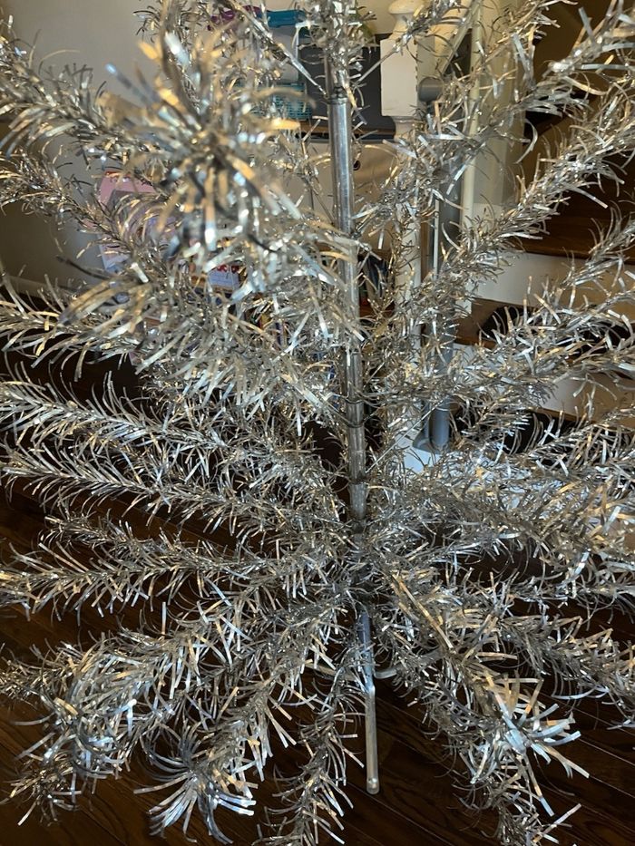 Sapin de Noël en aluminium 1,83 m, 53 branches, style moderne du milieu du siècle (T-8526-57), idéal pour les 50-60 ans et plus. - photo numéro 5