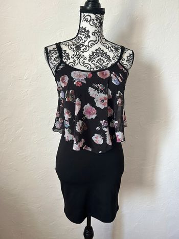 Très belle robe fleuries 🥰 taille 36 jennyfer