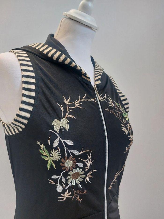 Veste à capuche satinée à motifs brodés sans manche taille S - photo numéro 5