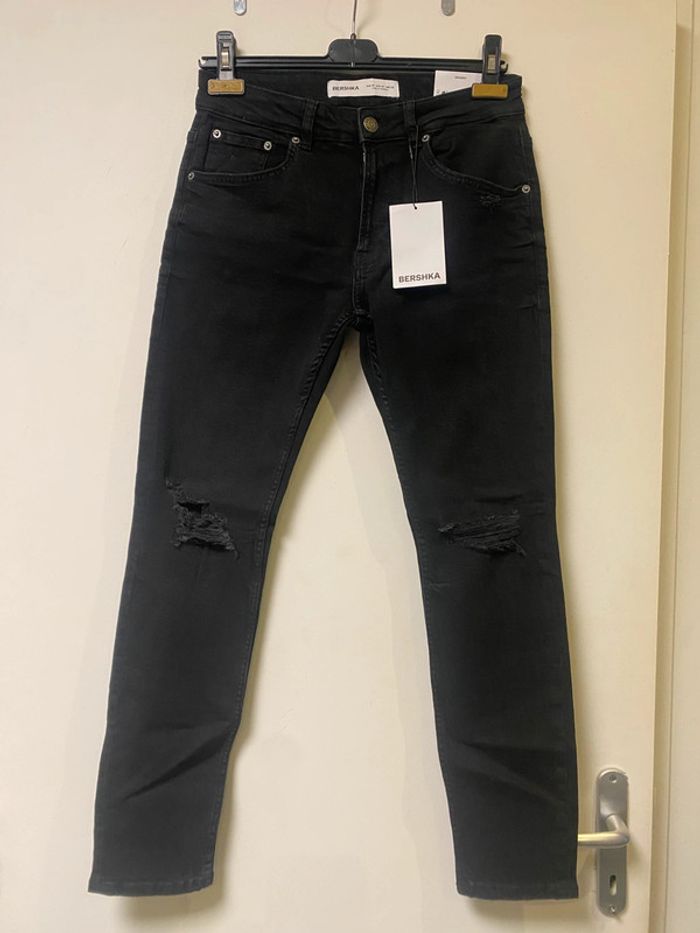 Joli jeans skinny noir neuf destroy Bershka taille 38 - photo numéro 2