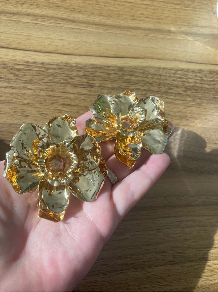 Boucles d’oreilles NEUVES pour femme forme de fleurs 🌼 couleur dorée - photo numéro 3