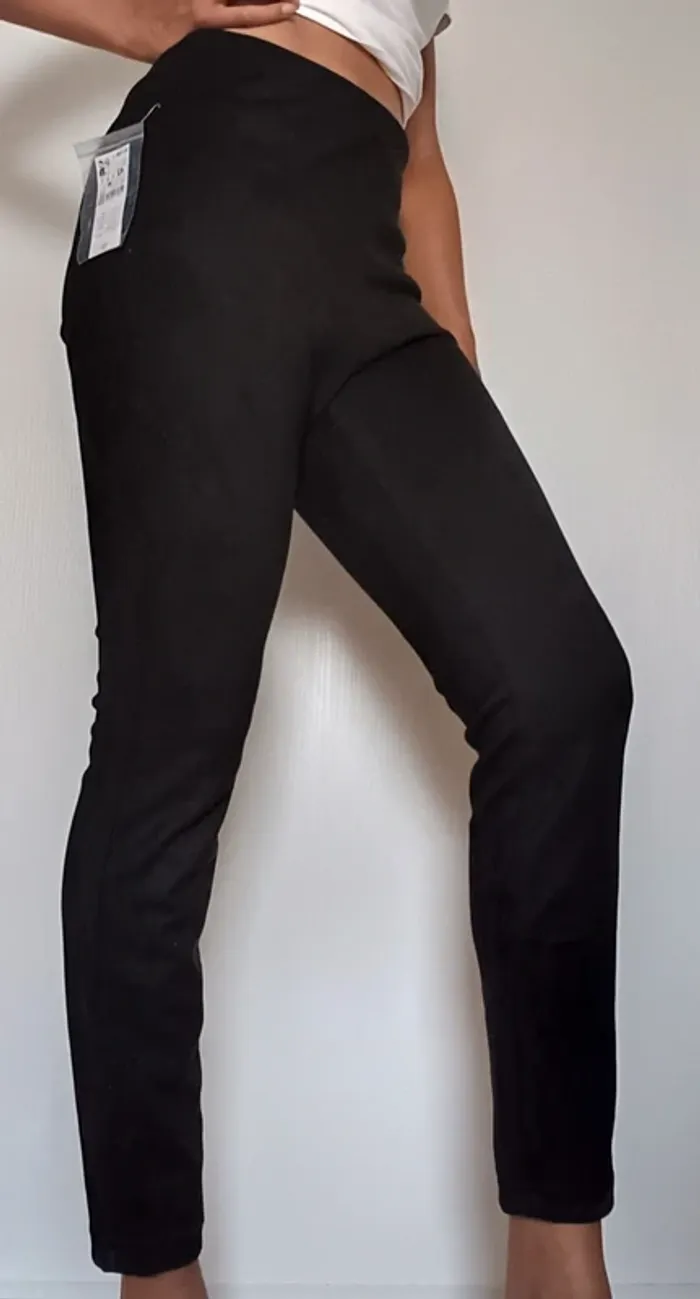 Pantalon noir daim neuf T42 - photo numéro 2
