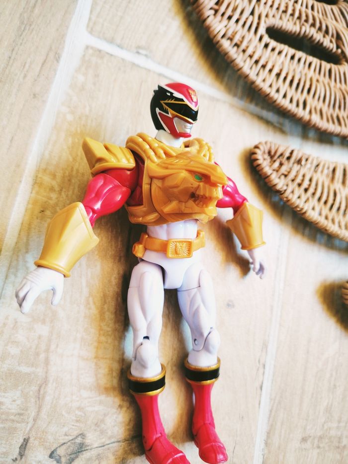🙅 Power rangers megaforce armored figurine du ranger rouge avec bouclier - photo numéro 3