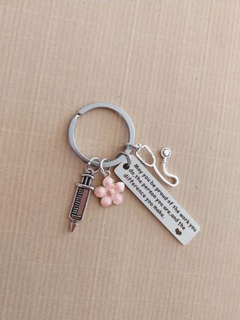 Porte clefs profession médicale infirmière rose